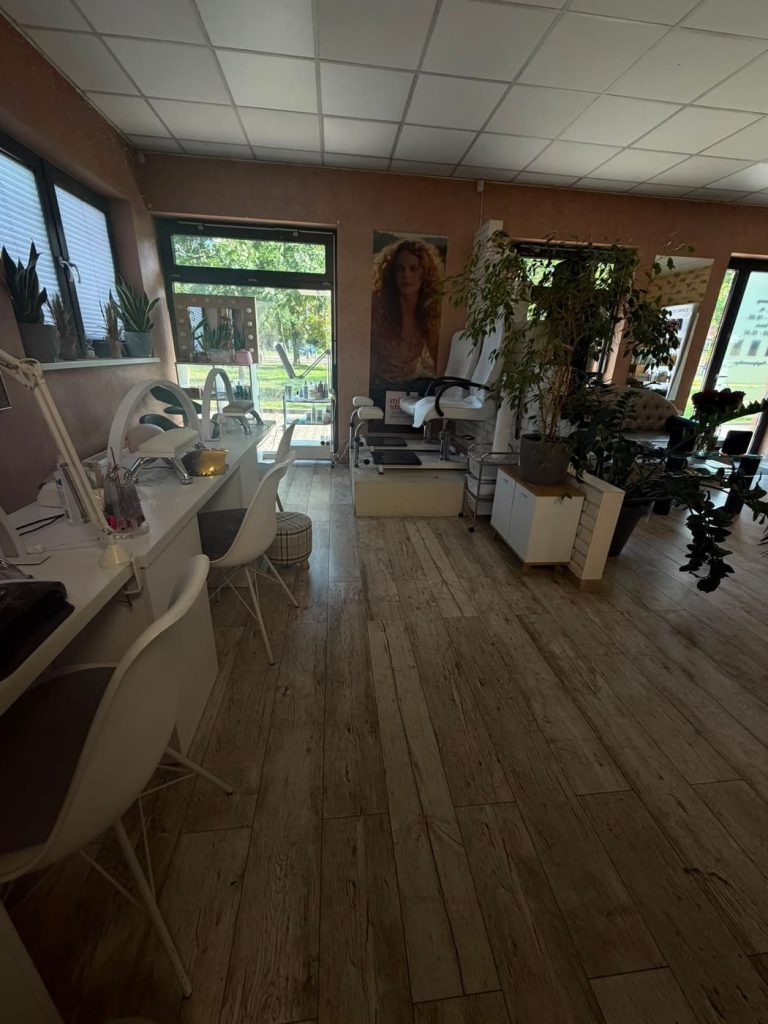 Duże okna i zieleń w części dziennej salonu